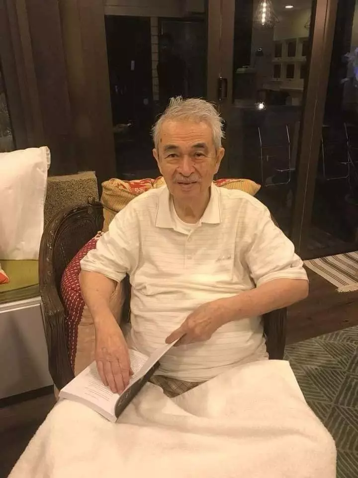 【比敦馬哈迪還要顯老!!】第五任首相敦阿都拉近照大曝光!退位後的他消瘦到不堪, 路人經過也都認不得他了…