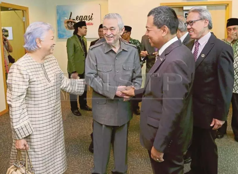 【比敦馬哈迪還要顯老!!】第五任首相敦阿都拉近照大曝光!退位後的他消瘦到不堪, 路人經過也都認不得他了…