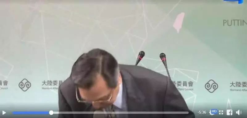 直播》禽獸說惹議 陸委會主委陳明通鞠躬道歉