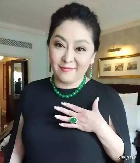 被向太拖進豪門的郭碧婷因800萬鑽戒被酸了?向佐回復甜炸了!