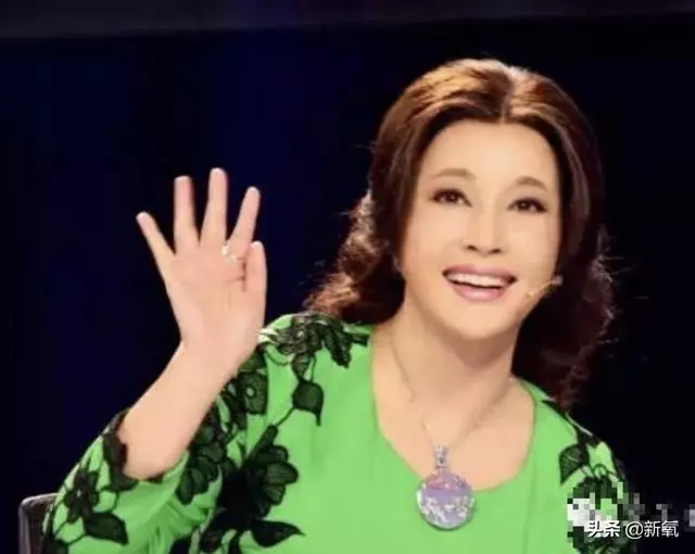 被向太拖進豪門的郭碧婷因800萬鑽戒被酸了?向佐回復甜炸了!