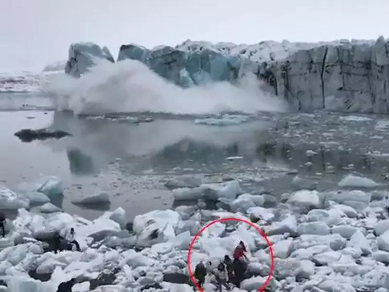 驚險❗冰山一角突崩塌掀巨浪, 遊客正賞美景,下一秒變慌忙逃生…