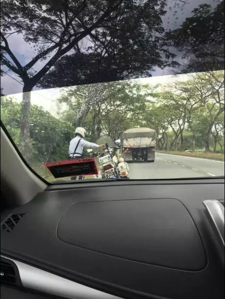 「對不起讓你沒有咖啡喝!」交警截停女司機Saman她,理由自己都編不下去了