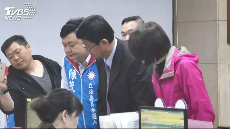 謝龍介按鈴告! 控扁保外就醫竟違法助選