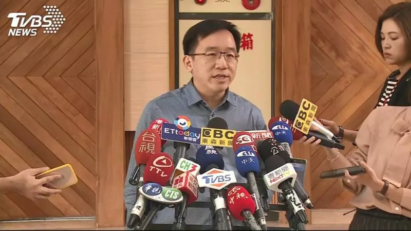 謝龍介按鈴告! 控扁保外就醫竟違法助選