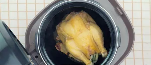 不用水不用鹽只用一味料,教你用電鍋做出最簡單最好味的鹽焗雞!