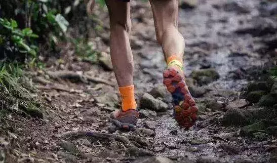 走路腳跟疼,像踩到釘子一樣疼?教你4招,迅速止疼,遠離足底筋膜炎