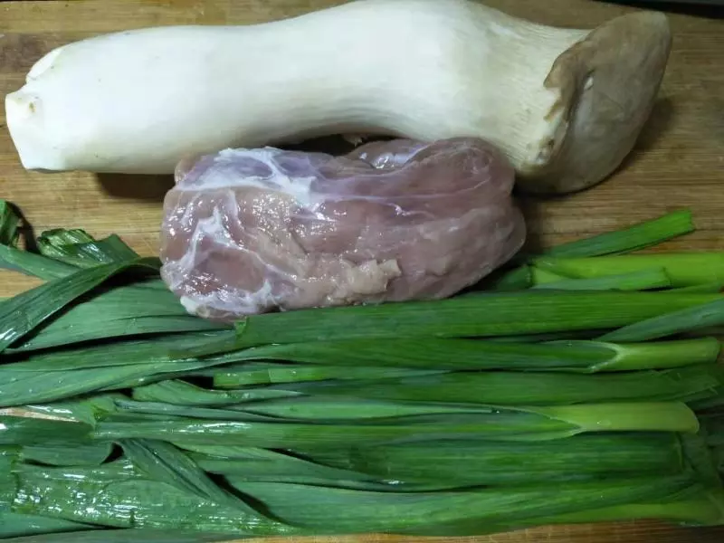 杏鮑菇炒肉時,多加「這一步」,炒出來香軟可口,很入味