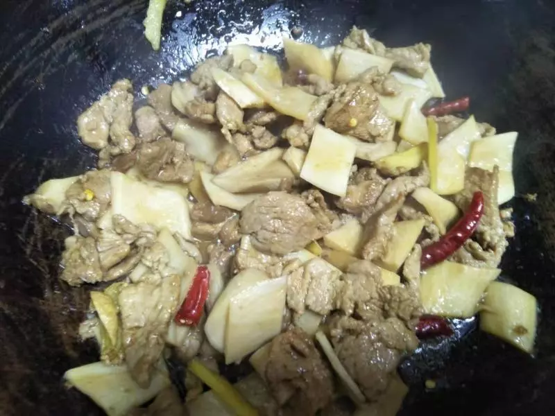 杏鮑菇炒肉時,多加「這一步」,炒出來香軟可口,很入味