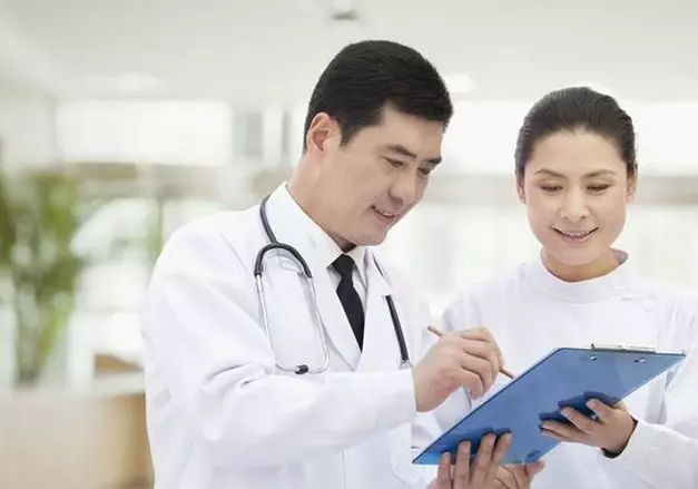 29歲男子,半夜胸痛,心梗去世,醫生直言:2個習慣害的!