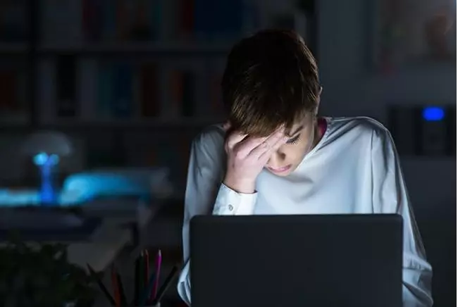 29歲男子,半夜胸痛,心梗去世,醫生直言:2個習慣害的!
