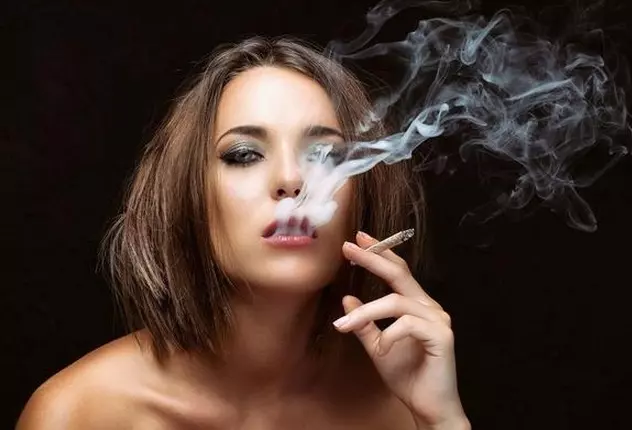 29歲男子,半夜胸痛,心梗去世,醫生直言:2個習慣害的!