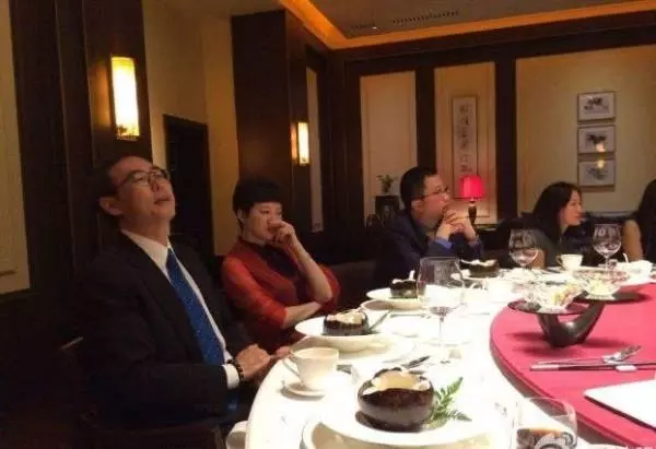 公司聚餐允許帶家屬,女員工帶兒子參加,隔天人事通知:你被解僱了!