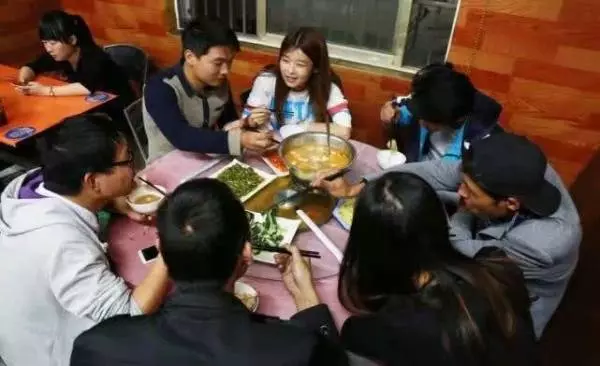 公司聚餐允許帶家屬,女員工帶兒子參加,隔天人事通知:你被解僱了!