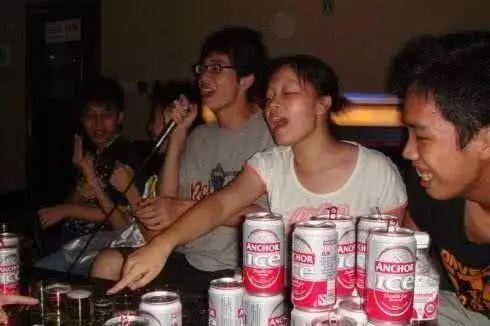 公司聚餐允許帶家屬,女員工帶兒子參加,隔天人事通知:你被解僱了!