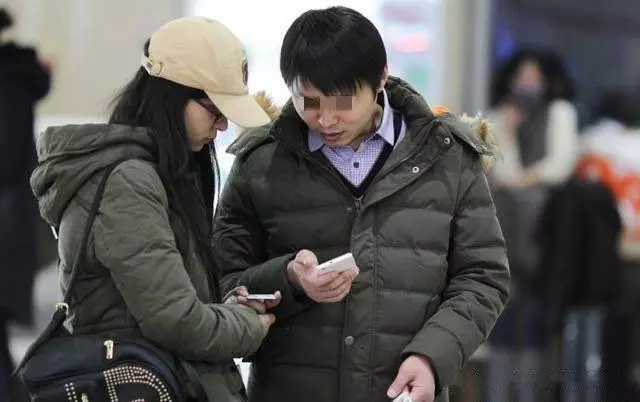 老婆挺著大肚在廚房忙碌,母親卻在睡覺,下班回家我決定和妻子離婚
