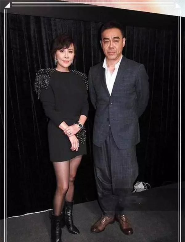 劉嘉玲是53歲,吳君如也是53歲,二人同台現身,差距讓人唏噓!