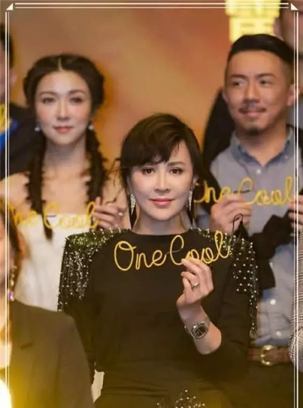 劉嘉玲是53歲,吳君如也是53歲,二人同台現身,差距讓人唏噓!