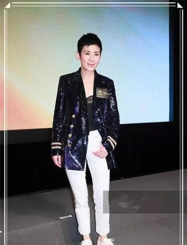 劉嘉玲是53歲,吳君如也是53歲,二人同台現身,差距讓人唏噓!
