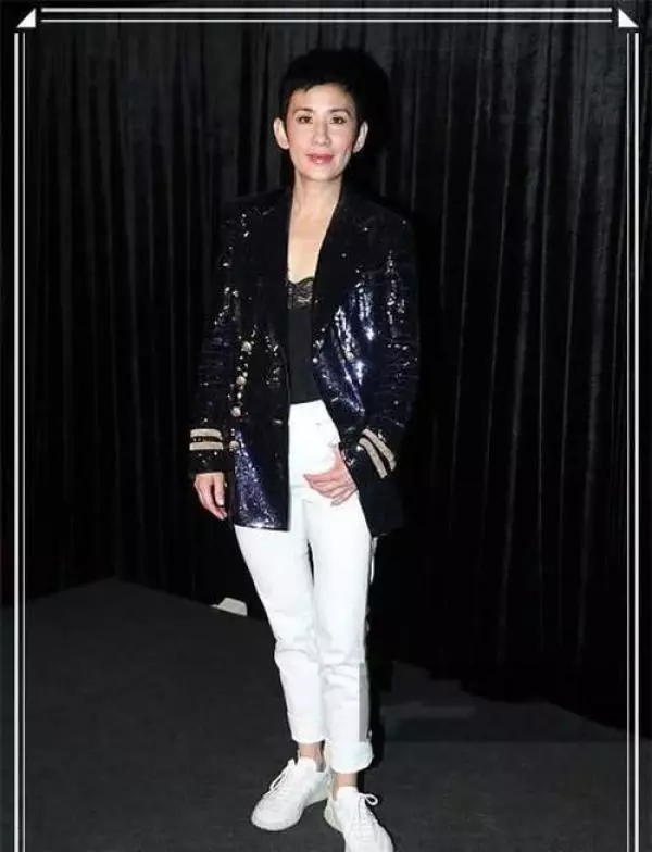 劉嘉玲是53歲,吳君如也是53歲,二人同台現身,差距讓人唏噓!
