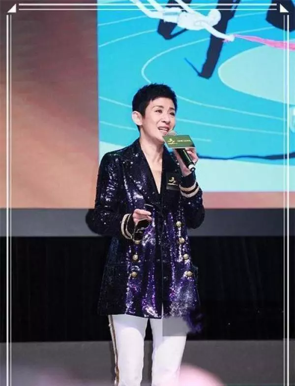 劉嘉玲是53歲,吳君如也是53歲,二人同台現身,差距讓人唏噓!