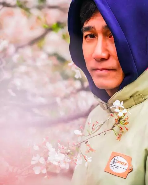 劉嘉玲曬梁朝偉賞櫻花照,躲在櫻花後的梁朝偉甜笑,眼神仍很憂鬱~