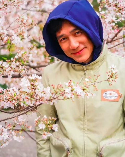 劉嘉玲曬梁朝偉賞櫻花照,躲在櫻花後的梁朝偉甜笑,眼神仍很憂鬱~