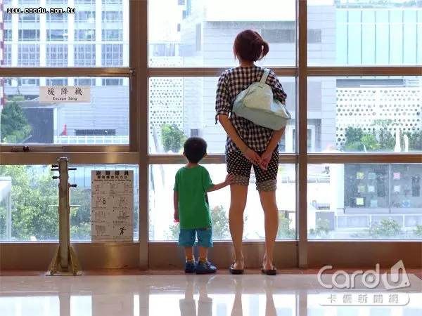 3成上班族不想生小孩 低薪長工時最大兇手