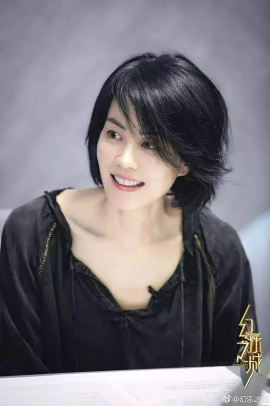 竇靖童瘋了吧!這種褲子也敢穿上台,網友:幸好你媽媽是王菲...!