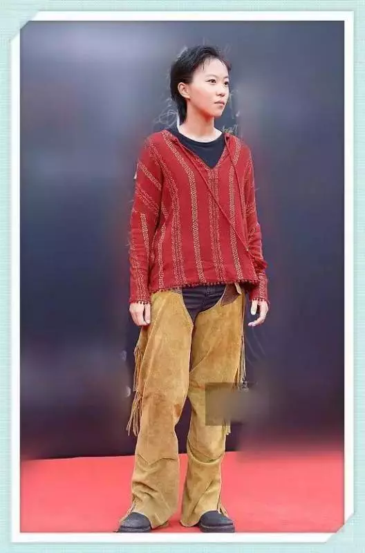 竇靖童瘋了吧!這種褲子也敢穿上台,網友:幸好你媽媽是王菲...!