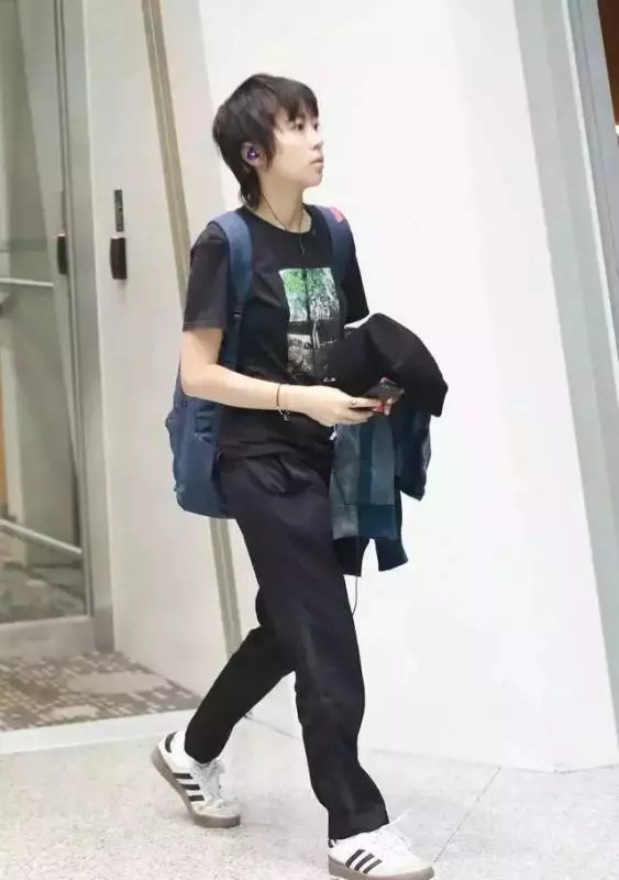 竇靖童瘋了吧!這種褲子也敢穿上台,網友:幸好你媽媽是王菲...!