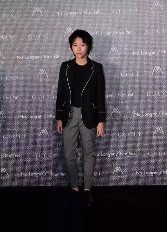 竇靖童瘋了吧!這種褲子也敢穿上台,網友:幸好你媽媽是王菲...!