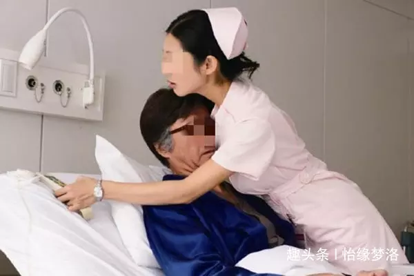 給上夜班的護士女友送晚餐,看到她在病房的事,轉身就扔了