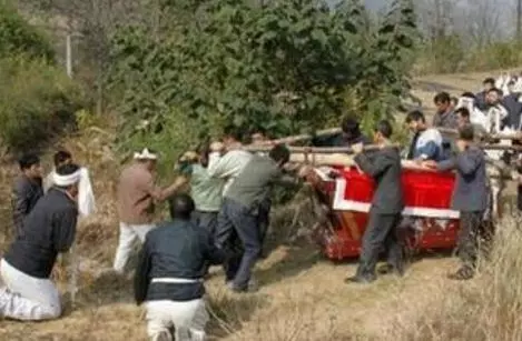 老太收養一棄嬰,多年後老太葬禮來一人磕頭,才知棄嬰身份不一般