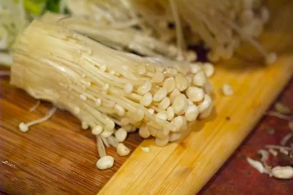 金針菇「連吃4週」內臟脂肪少20%、小腹消光光 專家透露:這樣吃最能瘦!