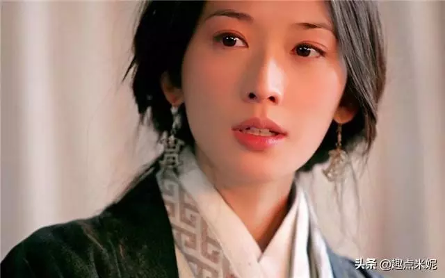 她捧紅了王菲那英!從黑道手中救下林志玲,卻給別人養孩子17年!