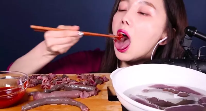 網紅生吞章魚!8爪嘴邊狂掙扎求生 網傻眼:在演異形?