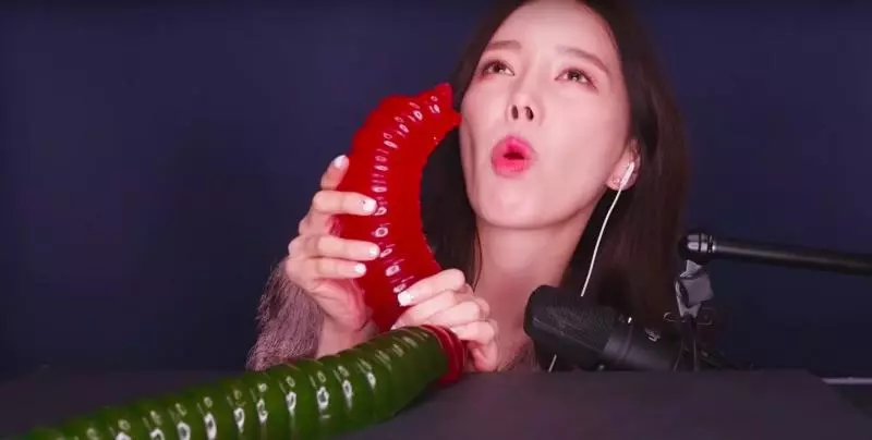 網紅生吞章魚!8爪嘴邊狂掙扎求生 網傻眼:在演異形?