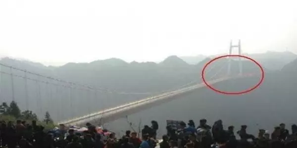 【真人真事】最大懸索橋上空,大白天驚現「鬼結婚」!開始還不信,看影片後嚇得毛骨悚然!