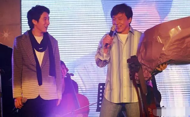 成龍兒子又出事!不爭氣的孩子,什麼時候才能讓65歲的老父親放心?