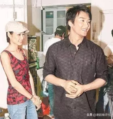 錯失馬國明單身至今,胡定欣賀父母結婚周年,疑惑自己是否能結婚
