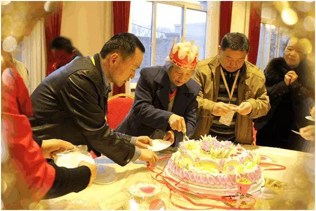 婆婆過生日,嫂子潑了女兒一身湯,我笑著帶著女兒轉身就走