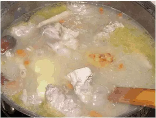 婆婆過生日,嫂子潑了女兒一身湯,我笑著帶著女兒轉身就走