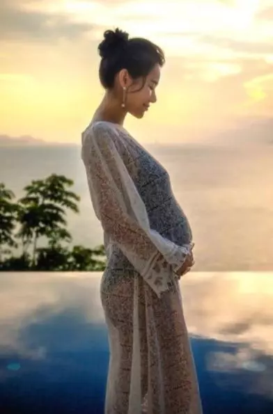 胡杏兒首曬懷二胎美照,四肢纖細孕肚明顯,與兒子相視一笑超級甜