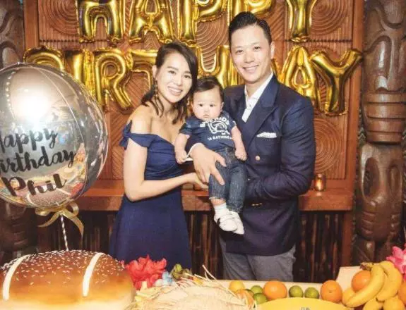 胡杏兒首曬懷二胎美照,四肢纖細孕肚明顯,與兒子相視一笑超級甜