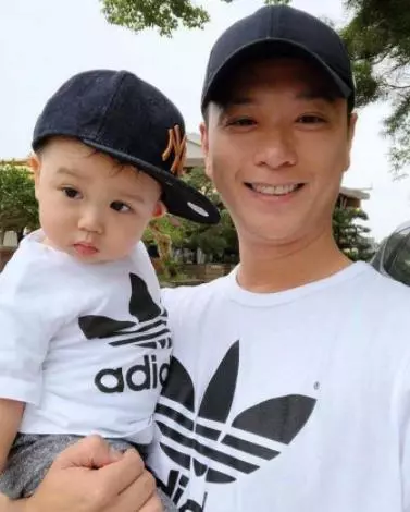 胡杏兒首曬懷二胎美照,四肢纖細孕肚明顯,與兒子相視一笑超級甜