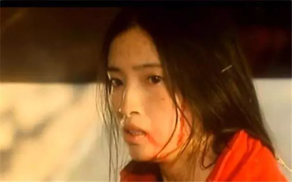 女司機遭歹徒侵犯後,竟把唯一救她的乘客趕下車,接下來她直接把車開向萬丈深淵…