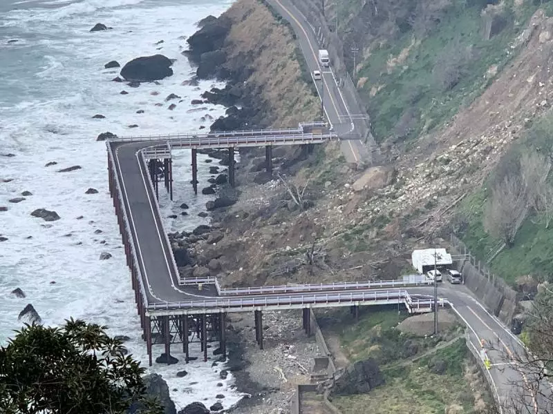 山泥傾瀉公路被毀了該怎麼辦? 日本人直接建「匚字形的橋」讓外國人激讚