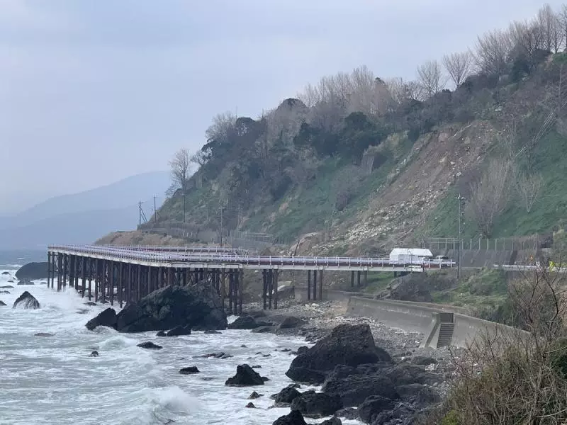 山泥傾瀉公路被毀了該怎麼辦? 日本人直接建「匚字形的橋」讓外國人激讚