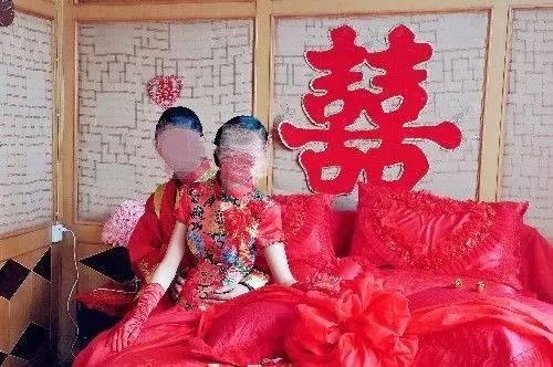 老婆年輕漂亮家境好,村裡人都羨慕,媽卻拿刀逼我離婚